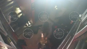 Опубликовано видео с моментом избиения и расстрела охранников в ночном клубе в Курске