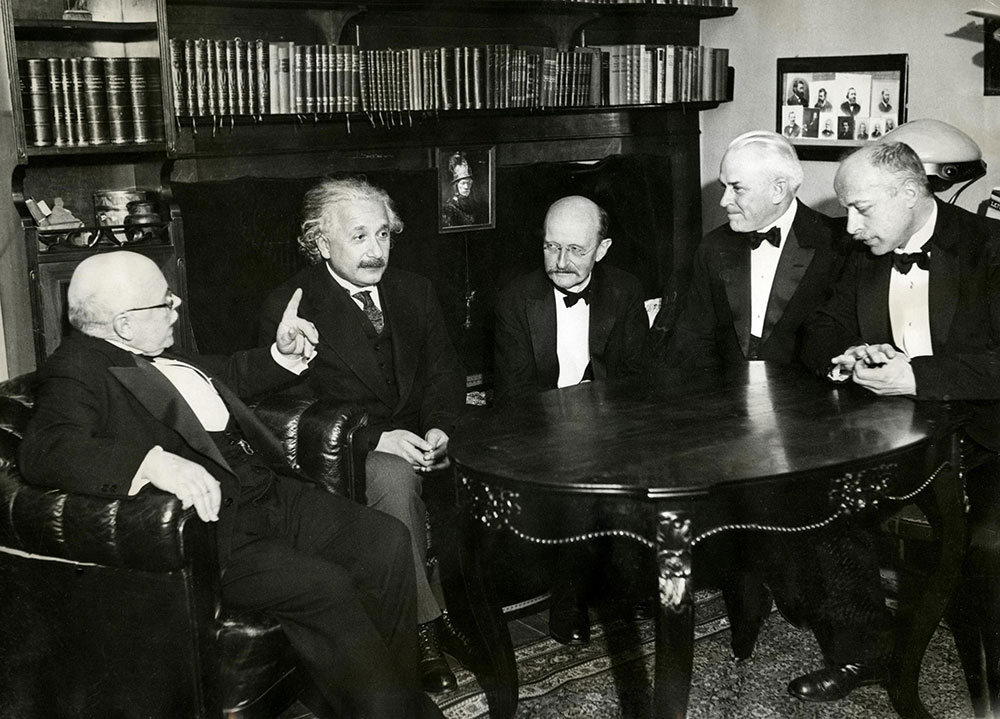 Пять нобелевских лауреатов, слева направо: Вальтер Нернст, Альберт Эйнштейн, Макс Планк, Роберт Милликен и Макс фон Лауэ. Фото 1931 года. Фото © Wikipedia