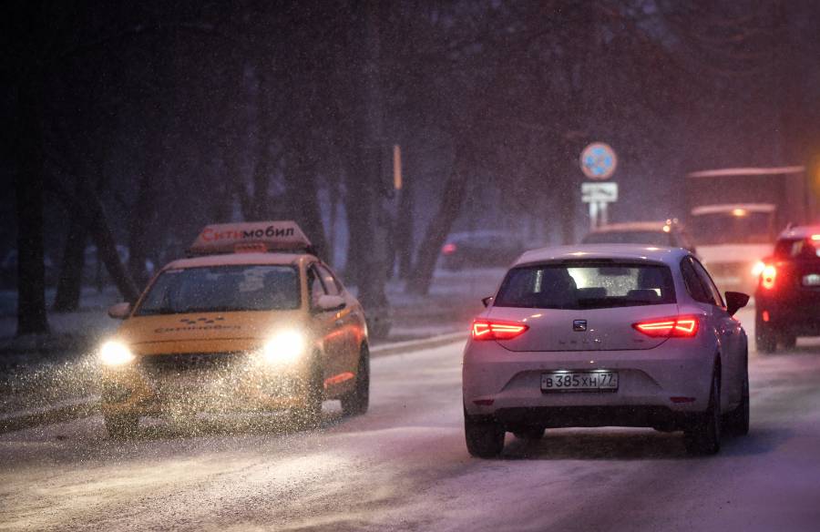 Москвичей призвали отказаться от поездок на автомобилях из-за сильного снегопада