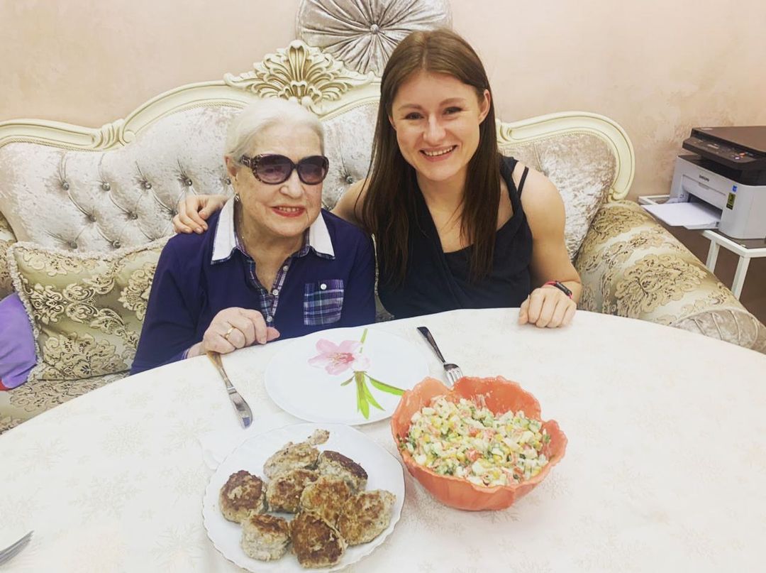 Анна Шукшина вместе с бабушкой Лидией. Фото © Instagram / anna__shukshina