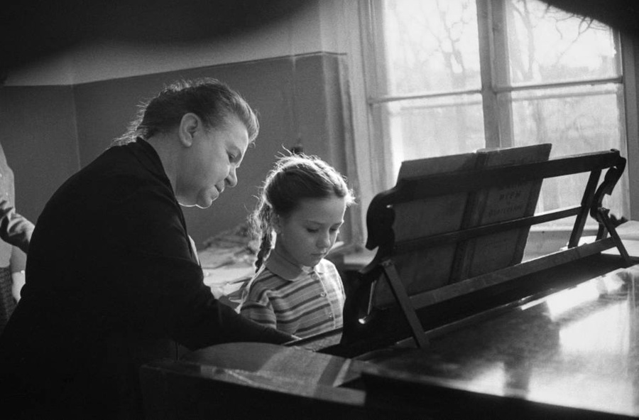 Преподавательница с ученицей за роялем. Фото © ТАСС