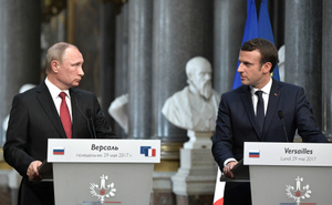 Путин обратил внимание Макрона на "накачку Украины современным оружием"