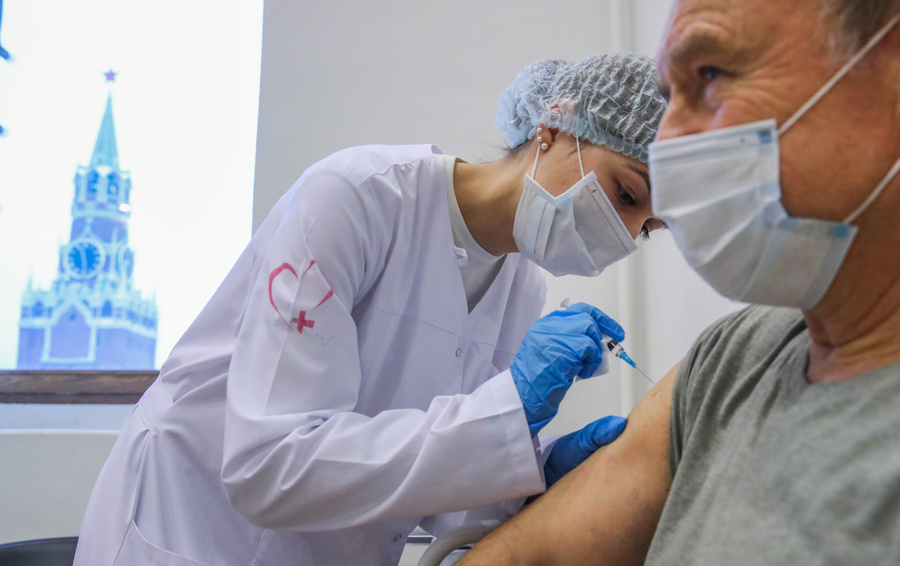 <p>Пункт вакцинации от COVID-19 в ГУМе. Фото © ТАСС / Сергей Фадеичев</p>