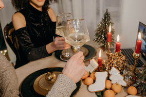 Диетолог Гинзбург объяснил, почему не стоит пить шампанское на Новый год