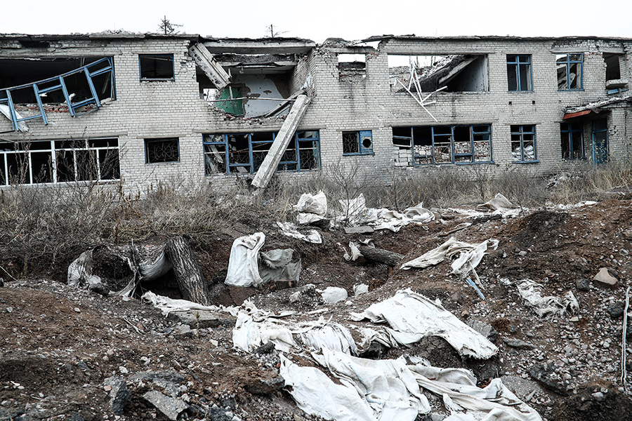 Донецкая область. Разрушенная артобстрелами школа в посёлке Зайцево. Фото © ТАСС / Михаил Терещенко 