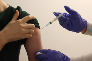 Инфекционист Поздняков оценил безопасность совмещения разных вакцин от ковида