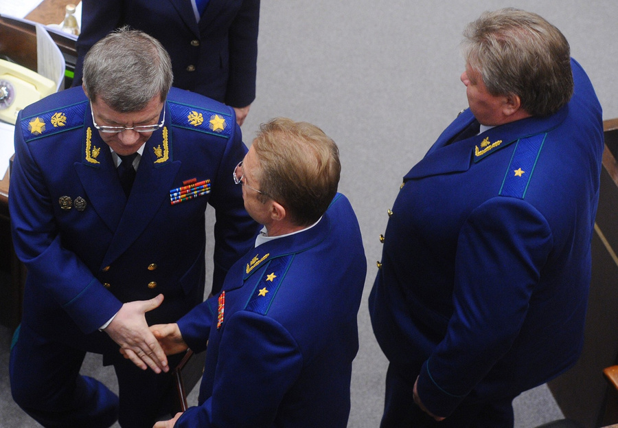 Прокуроры жмут руки. Фото © VK / Иван Еремеев