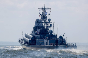 Российские военные следят за французским фрегатом "Овернь" в Чёрном море