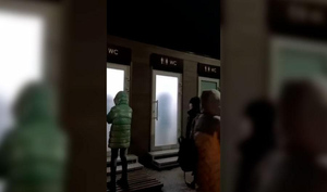 Туалеты с прозрачными дверьми установили на Сахалине