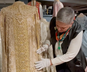 Реставратор обнаружила "розовое нечто" в рукаве платья дочки Александра III и попробовала на вкус