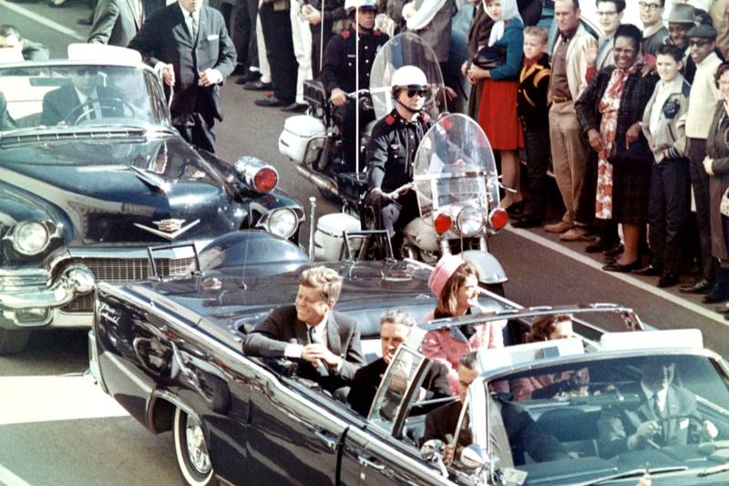 <p>Джон Кеннеди со своей женой в лимузине за несколько минут до обстрела © <a href="https://commons.wikimedia.org/wiki/File:JFK_limousine.png?uselang=ru" target="_blank" rel="noopener noreferrer">Wikipedia</a></p>