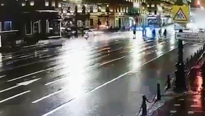 Летел на красный: Камера сняла, как автомобиль на полной скорости сбил пешеходов на переходе в Петербурге