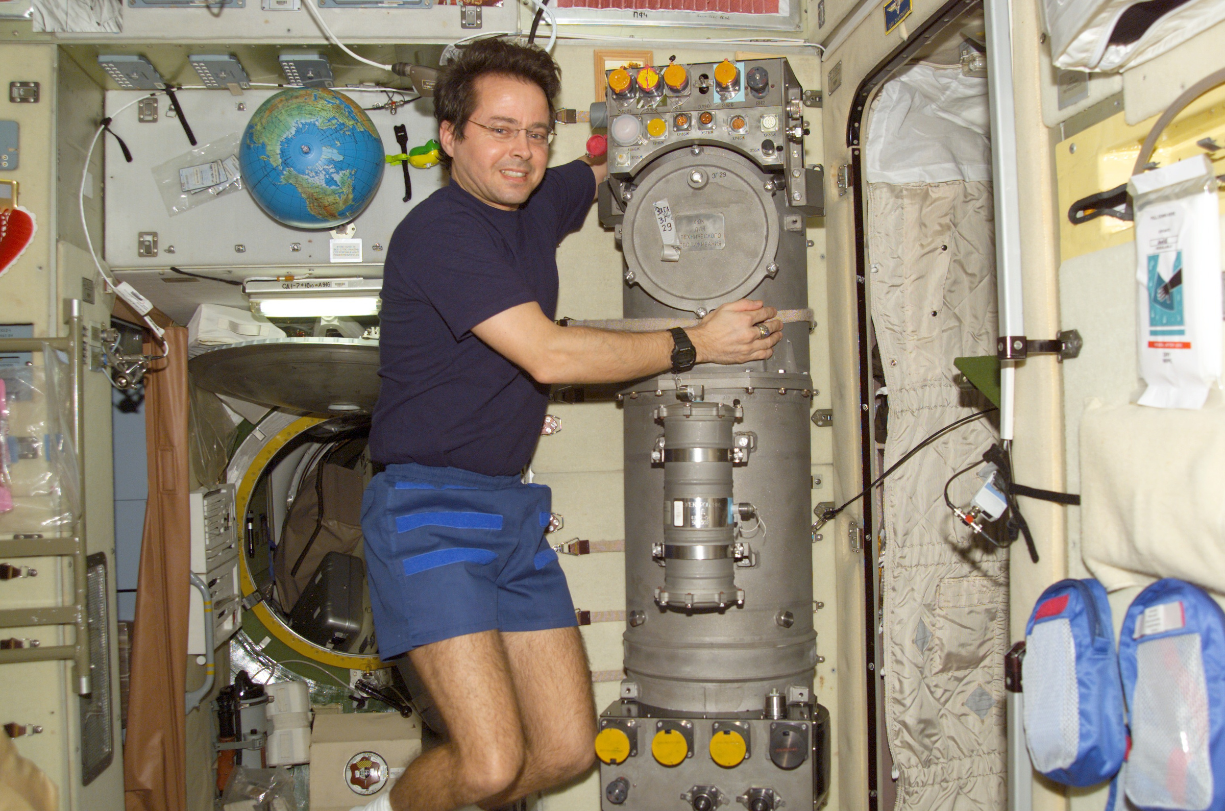 Астронавт Дэниел Бурш работает с российским генератором кислорода в модуле МКС "Звезда", 2002 год. Фото © Wikipedia