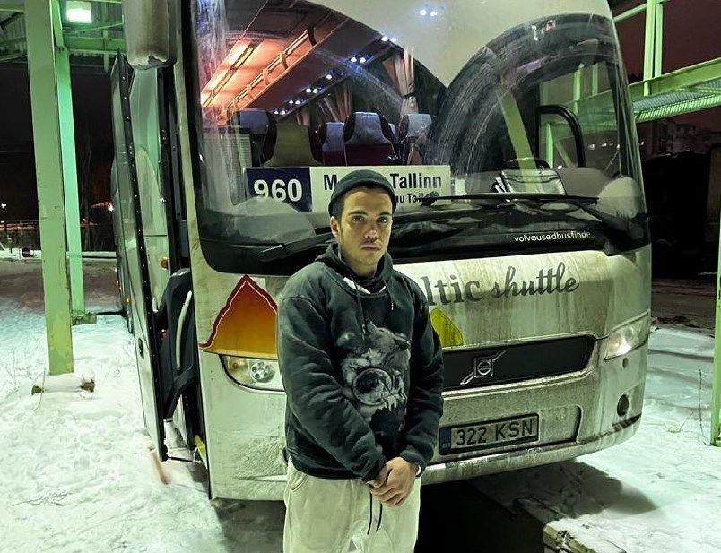 Африканец попытался попасть из России в Эстонию под полом автобуса, но был пойман