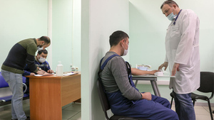 В Россию — только здоровым: Почему иностранным рабочим и топ-менеджерам не нравится идея сдавать тесты на сифилис