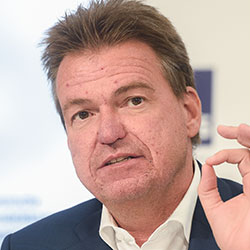 <p>Давно уже ни один законодательный акт не вызывал такой огромной волны непонимания, разочарования и возмущения среди тысяч иностранных менеджеров. Есть риск, что для важных иностранных менеджеров страна во многом потеряет свою привлекательность как место работы</p>