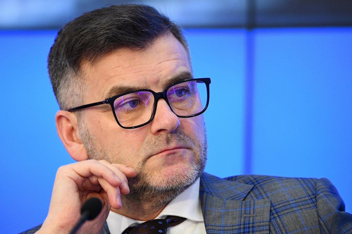 <p>Ко второму чтению основное тело закона будет сохранено. Регионы получат полномочия по тому, как вводить сертификаты о вакцинации, и вся ответственность будет перенесена на их плечи. Коридор решений может оказаться длинным и будет зависеть от ситуации с заболеваемостью в регионе. Одно из принципиальных изменений коснётся определения критериев пандемии, эти полномочия останутся у Роспотребнадзора</p>