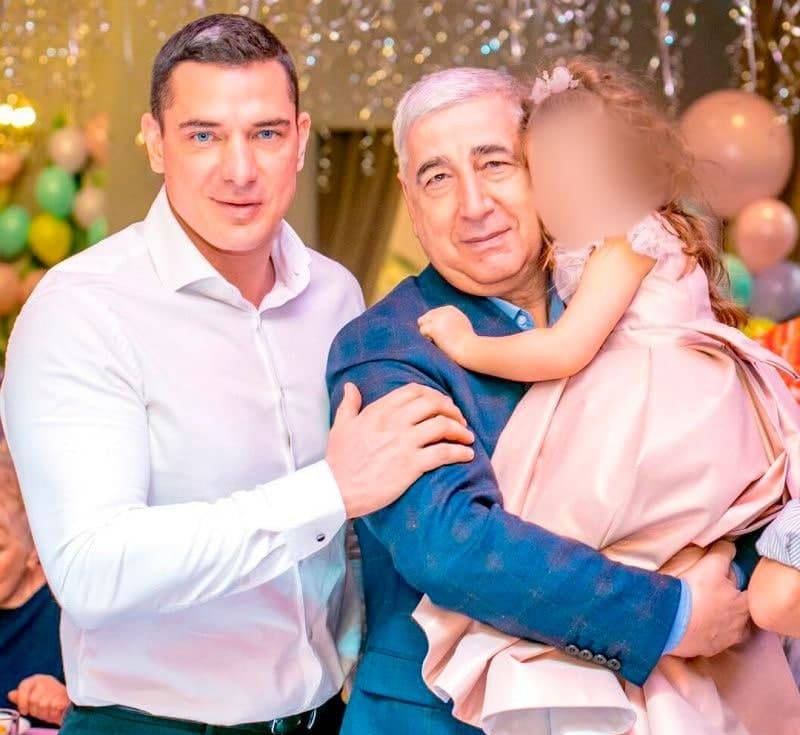 Курбан Омаров с отцом и дочерью Теоной © Instagram/zimamoscow