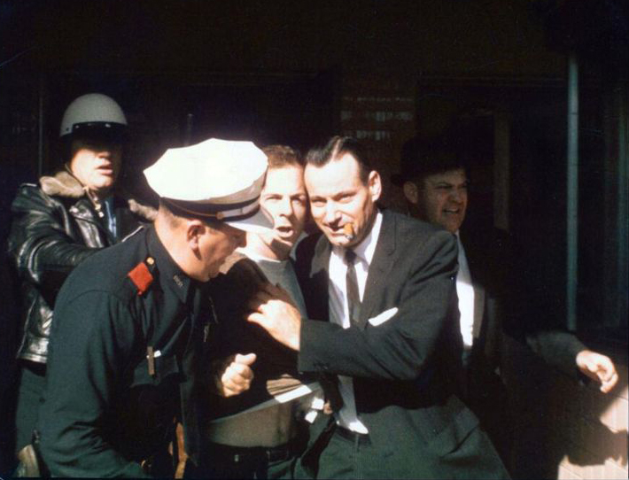 Освальда выводят из Техасского театра после ареста за убийство Типпита. Фото © Wikipedia