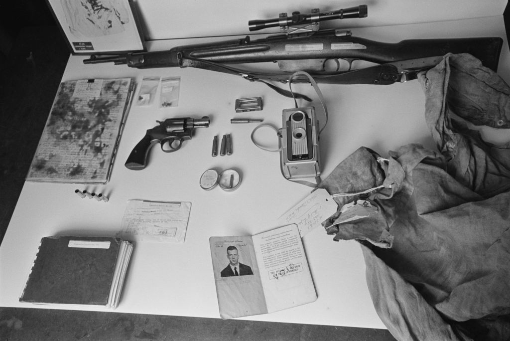 Артефакты, относящиеся к убийству Джона Ф. Кеннеди в 1963 году, выставлены в Национальном архиве в Вашингтоне, округ Колумбия, 1979 год. Фото © Getty Images / Michael Brennan / Hulton Archive