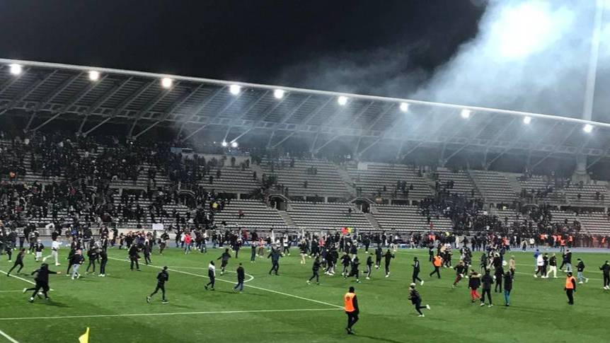 Болельщики устроили беспорядки на трибунах и сорвали матч Кубка Франции по футболу