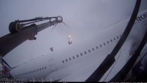 Появилось видео падения поливочной машины, которую уронил набок самолёт в Шереметьево