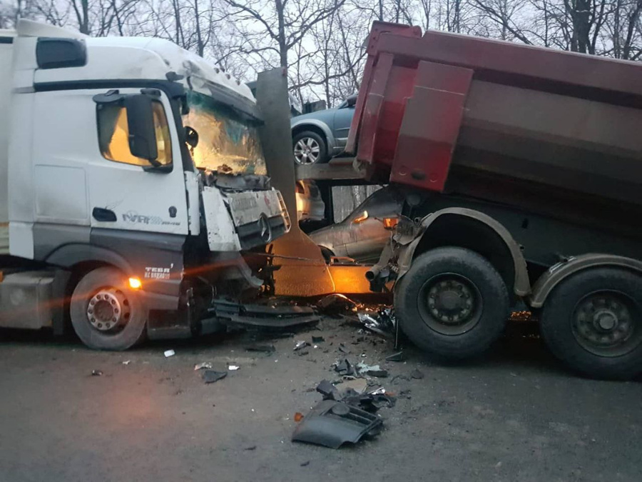В Башкирии на федеральной трассе столкнулись четыре грузовика © Telegram / Пресс-центр ГИБДД Башкортостана