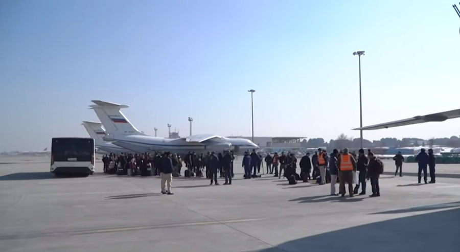 Посадка граждан в Кабуле. Кадр из видео © Facebook / Минобороны РФ