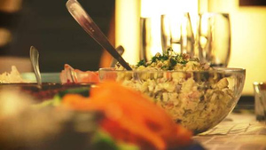 Диетологи Королёва и Рау призвали заменить оливье другим салатом в новогоднем меню