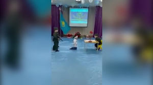 В Казахстане детсадовцы сыграли сцену расстрела студента советскими солдатами
