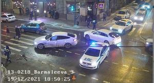 Внутри буянил пьяный дебошир: В Петербурге полицейский автомобиль влетел в витрину магазина после ДТП