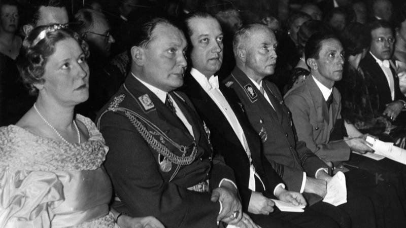 Эмми и Герман Геринг (крайние слева). Фото © Wikimedia Commons