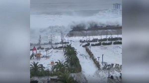 Мощнейший шторм вызвал в Сочи семибалльные волны впервые с 2012 года