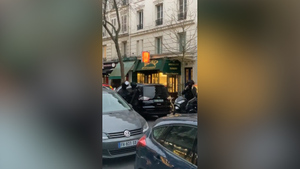 В Париже мужчина с ножом уже несколько часов держит в заложниках двух женщин