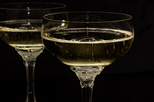 Диетолог рассказал, чем нельзя закусывать шампанское и почему нужно убирать пузырьки