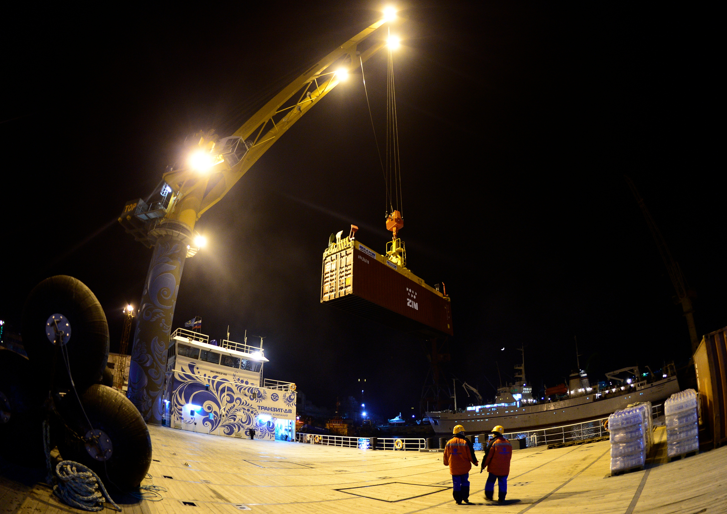 Транспортировка нефти в порту. Фото © ТАСС / Юрий Смитюк