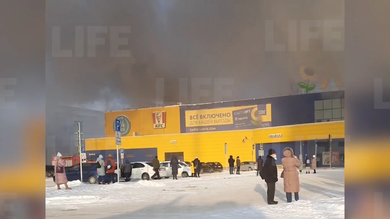 Крупный пожар в гипермаркете 