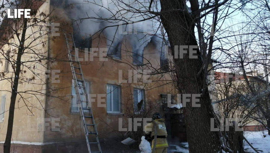 Двухэтажный дом, в котором прогремел взрыв. © LIFE