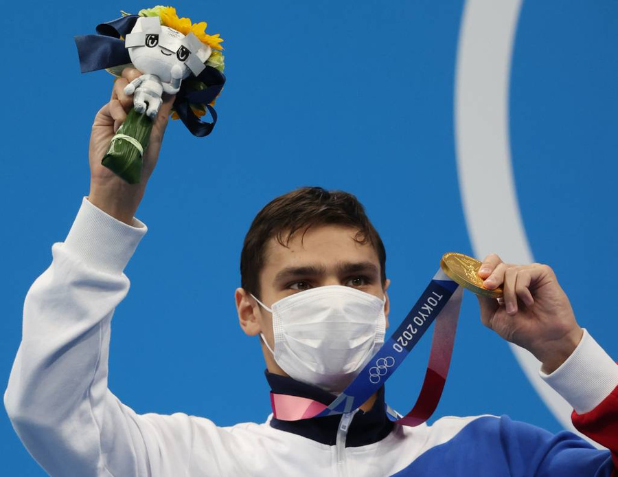 Евгений Рылов (ОКР) с золотой медалью на церемонии награждения на Олимпиаде-2020. Фото © ТАСС / Станислав Красильников