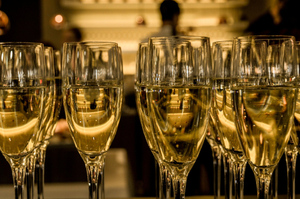 Российские производители призвали увеличить минимальные цены на шампанское на 18%