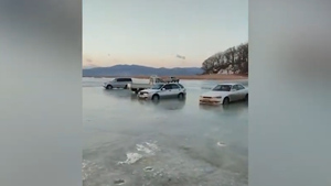 В Приморье десятки машин оказались в ловушке из-за треснувшего льда