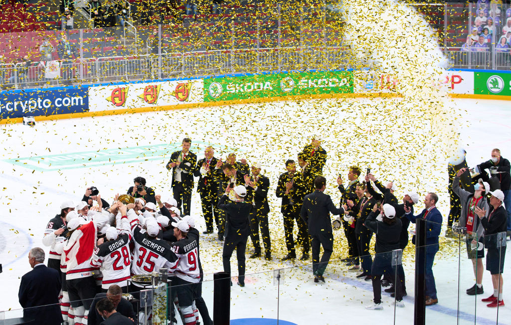 Сборная Канады празднует матч за золотую медаль чемпионата мира по хоккею 2021 года. Фото © Getty Images / EyesWideOpen