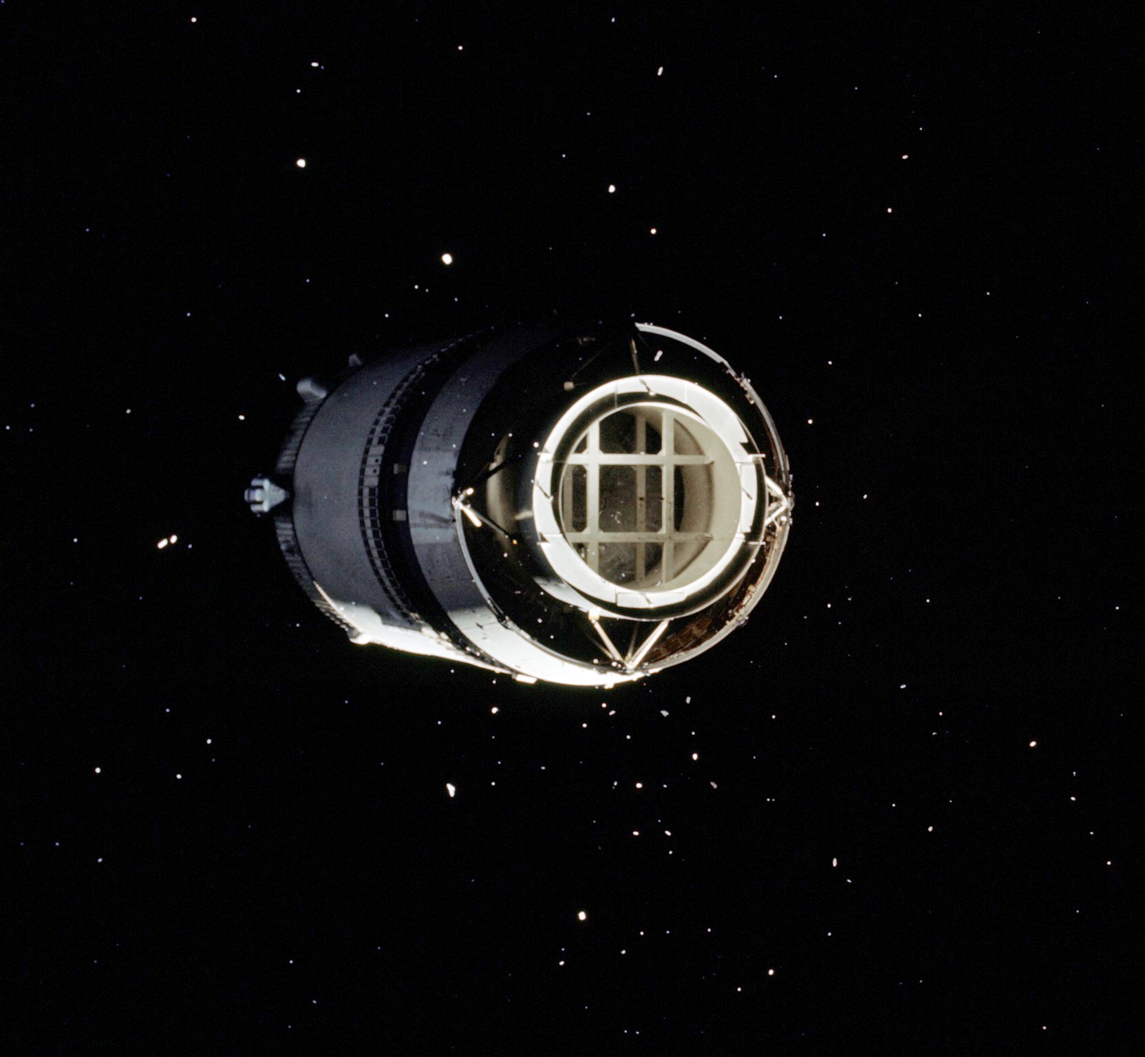 Отделившаяся от корабля третья ступень ракеты "Сатурн-5" с макетом лунного посадочного модуля. Фото © NASA