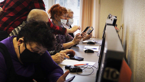 "Хочется идти в ногу со временем": В Челябинске общество "Знание" учит пенсионеров пользоваться Instagram и TikTok