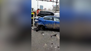 Лайф публикует видео с места ДТП в Москве, где из-за неадекватного водителя столкнулось более 10 авто