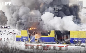 В охваченном огнём гипермаркете "Лента" в Томске частично обрушилась крыша