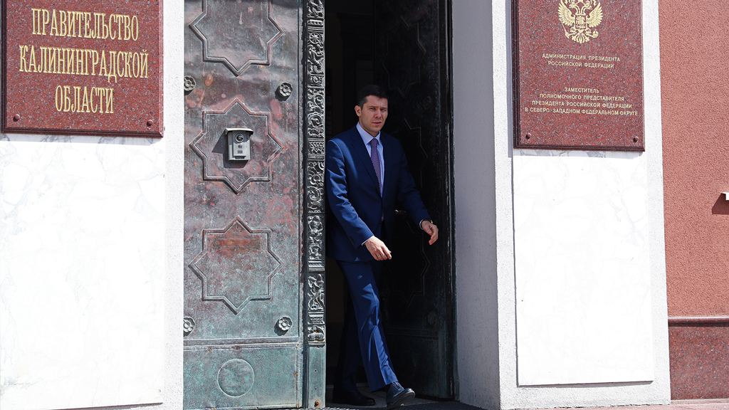 Губернатор Калининградской области Антон Алиханов выходит из здания Правительства Калининградской области. Фото © ТАСС / Виталий Невар