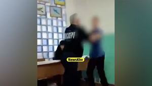 В Хабаровске педагог силой выгнал ученика из класса из-за упавшей ручки