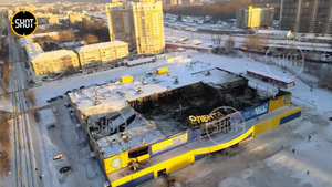 Руины и обледеневшие продукты: Лайф публикует видео последствий крупного пожара в гипермаркете "Лента" в Томске