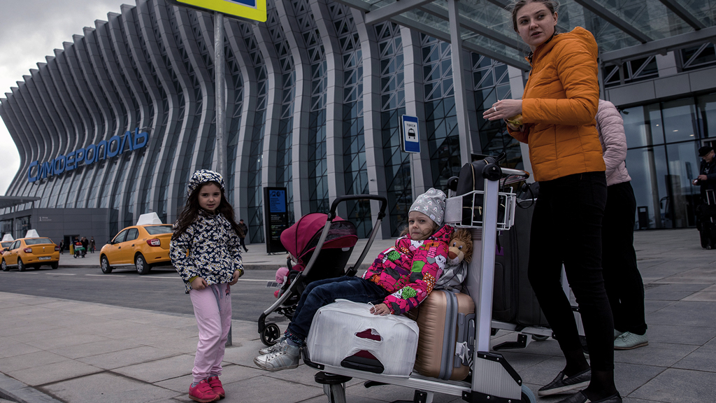 Пассажиры в международном аэропорту Симферополь. Фото © ТАСС / Сергей Мальгавко
